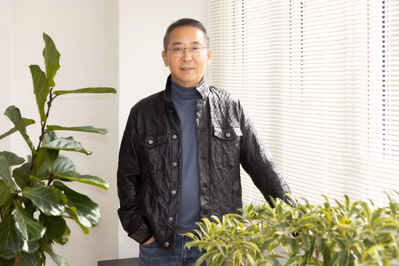 가죽 점퍼와 청바지 차림이 잘 어울리는 권영수. 중후한 아우라와 젊은 기세가 조화롭다./사진=김흥구