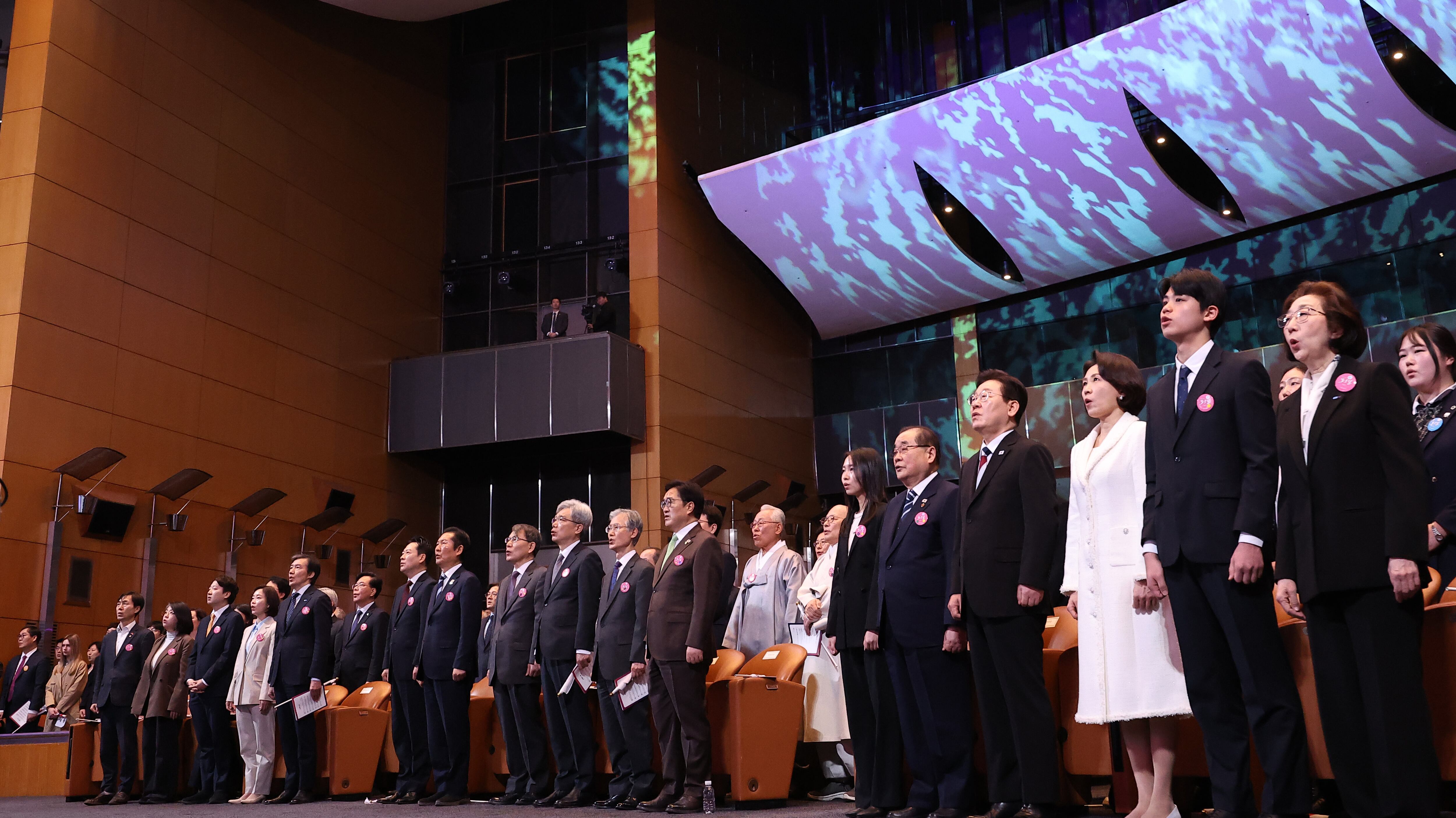 이재명 대통령과 김혜경 여사가 3월 1일 서울 강남구 코엑스에서 열린 제107주년 3·1절 기념식에서 애국가를 부르고 있다. /뉴스1