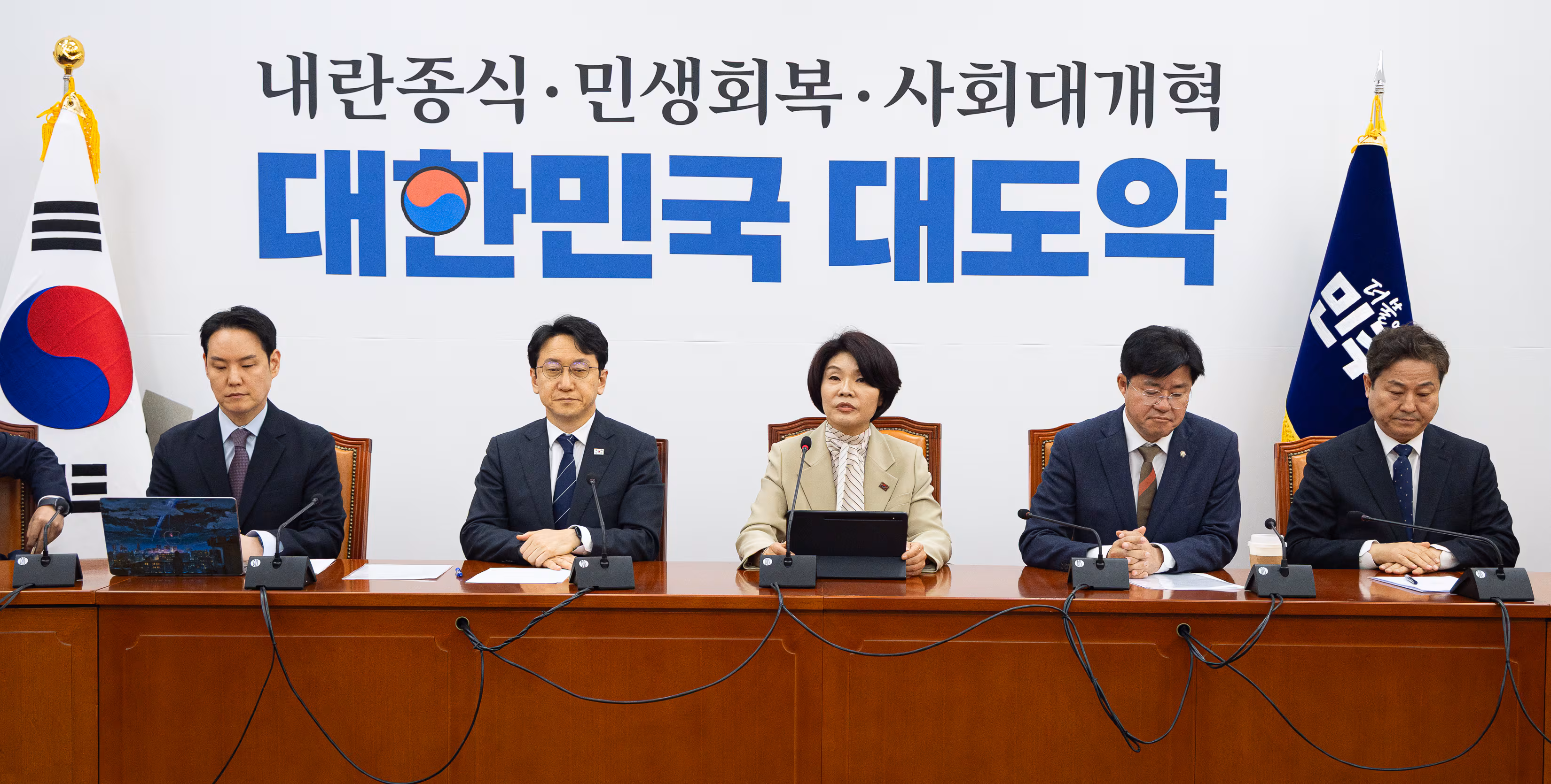 한정애 더불어민주당 정책위의장이 23일 서울 여의도 국회에서 열린 최고위원회의에서 모두 발언을 하고 있다./뉴스1