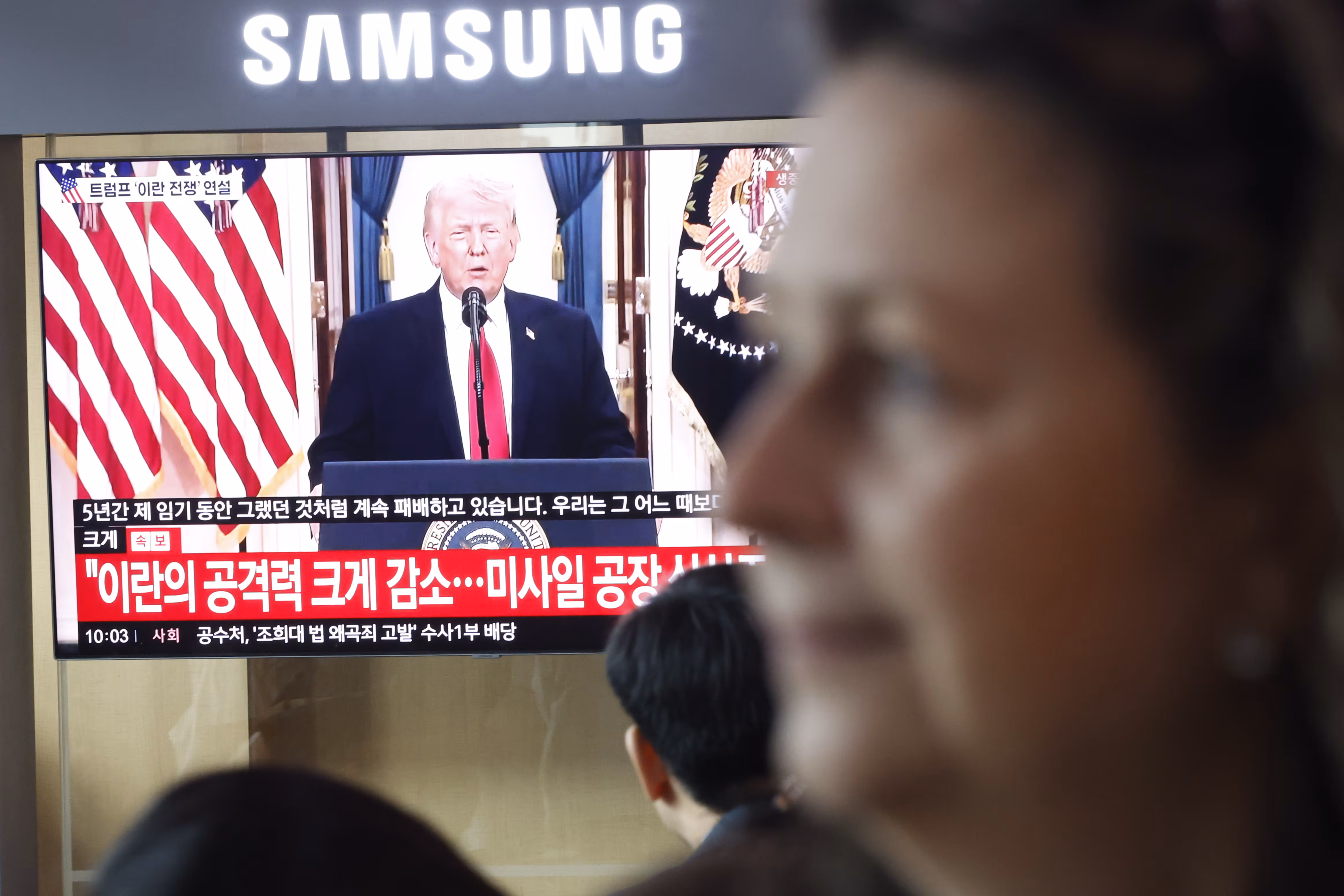 2일 오전 서울시 용산구 서울역 대합실에서 시민들이 도널드 트럼프 미국 대통령의 대 이란 전쟁 상황 관련 대국민 연설 TV 생중계를 지켜보고 있다. 2026.4.2/뉴스1