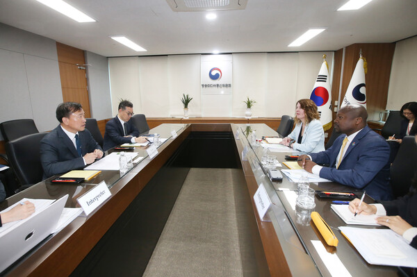 Kim Jong-chul, chairman of the Korea Communications Commission, meets with Wilson White, vice president of global public policy at Google, first from right, and Cara Bailey, vice president of Android ecosystem strategy, at the Gwacheon Government Complex, April 1. / Korea Communications Commission