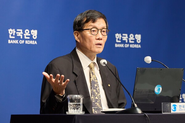 이창용 한국은행 총재가 10일 열린 기자간담회에서 통화정책결정을 설명하고 있다/한국은행