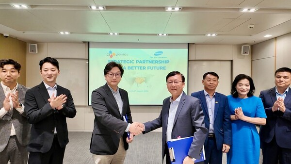 이종훈 CJ대한통운 경영지원실장(왼쪽에서 세 번째)과 응우엔 탄 빈(Nguyen Thanh Binh) 제마뎁 최고경영자(CEO, 왼쪽에서 네 번째)를 비롯한 양사 관계자들이 베트남 호치민시 CJ빌딩에서 제마뎁 물류-해운 지분거래 계약을 체결한 뒤 기념 촬영하고 있다. / CJ대한통운