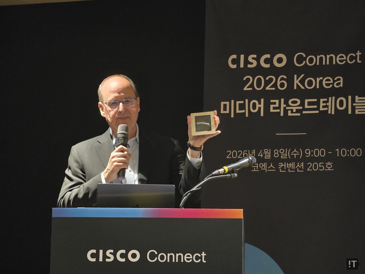 빌 가트너 시스코 옵티컬 시스템 & 옵틱스 부문 수석 부사장 겸 총괄 매니저가 102.4Tbps급 차세대 칩 '실리콘 원 G300'을 선보이고 있다. / 정종길 기자