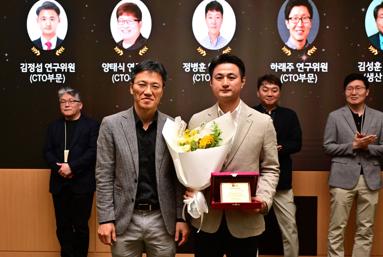 13일 서초 R&D캠퍼스에서 열린 임명식에서 김병훈 LG전자 CTO 부사장(왼쪽)이 김정섭 CTO부문 소자재료연구소 연구위원과 함께 기념 촬영을 하고 있다. / LG전자
