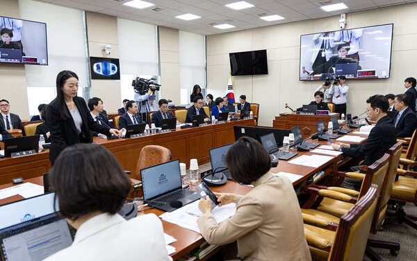 4월 14일 서울 여의도 국회에서 열린 과학기술정보방송통신위원회 제4차 전체회의에서 최민희 위원장이 의사진행을 하고 있다. / 뉴스1