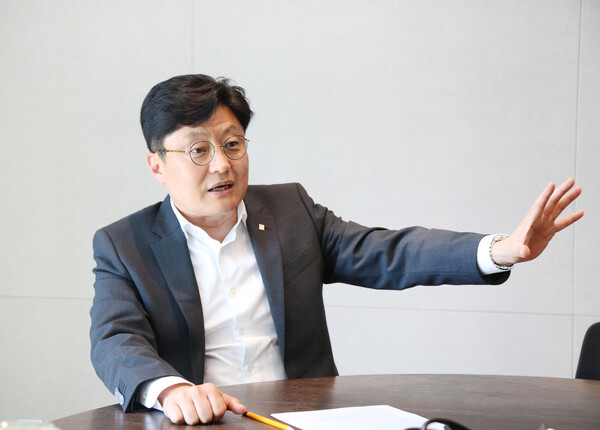 양진근 신한투자증권 플랫폼사업본부장이 IT조선과 기자의 질문에 답하고 있다. /신한투자증권 