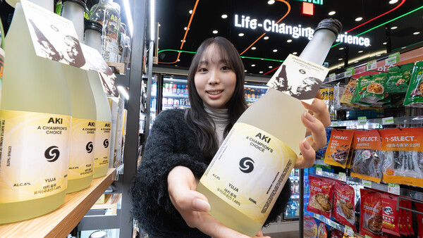 세븐일레븐은 유자 풍미를 담은 사케 ‘아키유자’를 최근 단독 출시했다. ​방송인 추성훈과 협업해 선보이는 두 번째 가성비 사케 상품이다. / 세븐일레븐