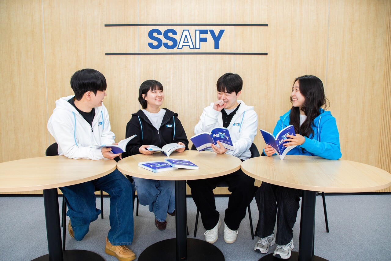 SSAFY 교육생들이 수기 공모집을 보고 있다. / 삼성전자
