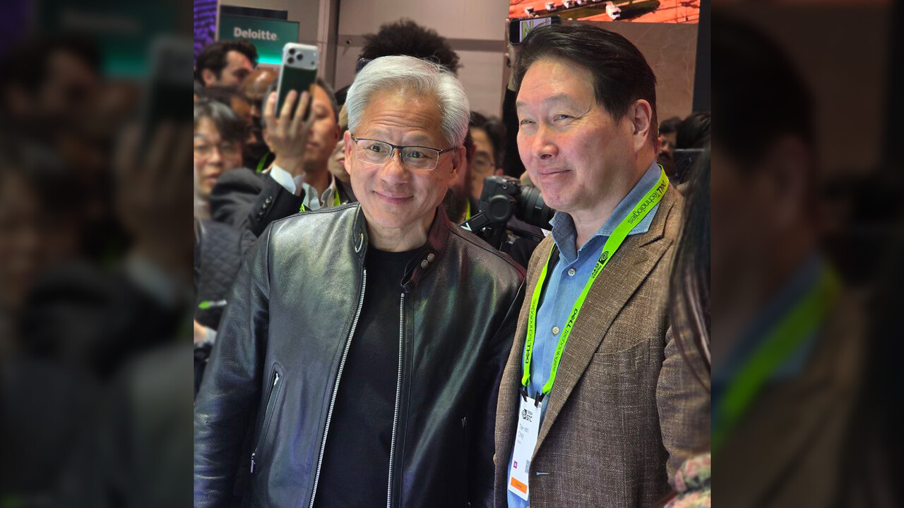 3월 16일(현지시각) GTC 2026에서 SK하이닉스 전시 부스를 찾은 엔비디아 젠슨 황 CEO(가운데 왼쪽)와 최태원 SK그룹 회장(가운데 오른쪽) / SK