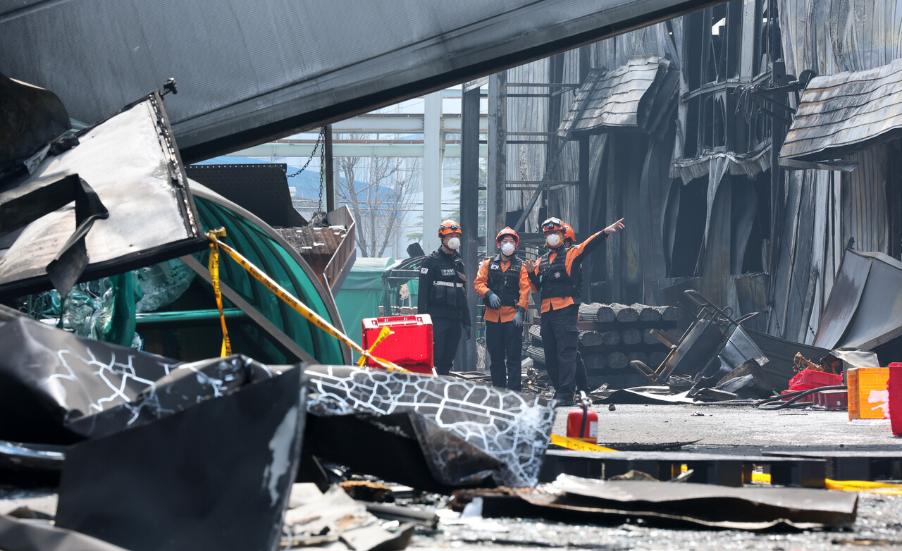 3월 24일 오전 사상자 74명이 발생한 대전 안전공업 공장 화재 참사의 원인을 밝히기 위해 안전보건공단, 노동당국, 소방이 현장 감식을 진행하고 있다. / 뉴스1