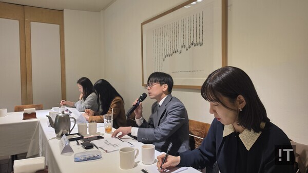 노창희 디지털산업정책연구소 소장(왼쪽 세 번째)이 9일 서울 중구 달개비에서 열린 간담회에서 발언하고 있다. 왼쪽 두번째부터 김현경 서울과학기술대 교수, 노창희 디지털산업정책연구소장, 최보름 연세대 교수. / 변인호 기자