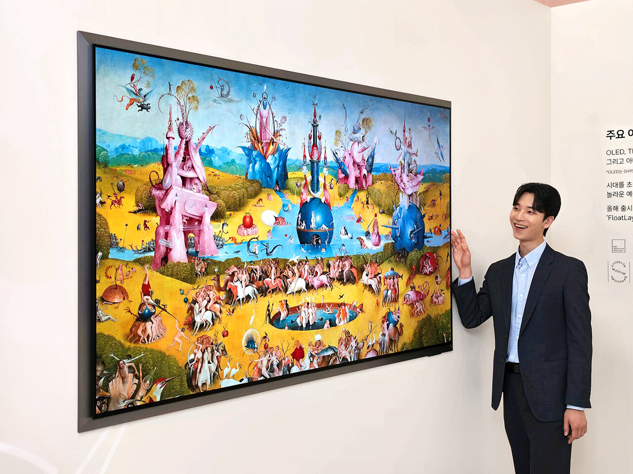 삼성전자 모델이 2026년형 삼성 OLED 신제품을 소개하고 있다. / 삼성전자