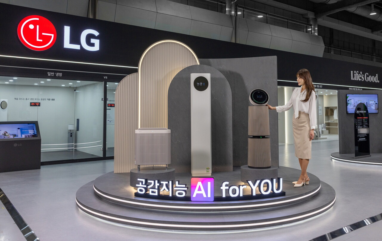 LG전자가 8일 서울 코엑스에서 개막한 '에어페어 2026'에서 노벨화학상 소재 적용 필터와 공간 맞춤형 공기질 관리 솔루션을 선보인다. / LG전자