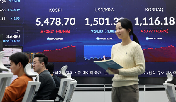 코스피가 급등하며 5400선을 회복 마감한 1일 오후 서울 중구 우리은행 딜링룸 현황판에 코스피가 전 거래일 대비 426.24(8.44%) 상승한 5478.70을 표시하고 있다. /뉴스1