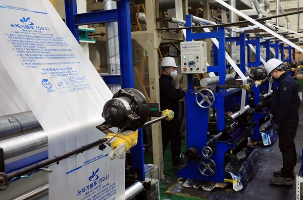 중동 전쟁의 장기화로 원재료인 나프타 등 석유화학제품 수급 문제가 계속되는 3일 인천 서구 장애인 직업재활시설에서 관계자들이 종량제봉투를 생산하고 있다. / 뉴스1