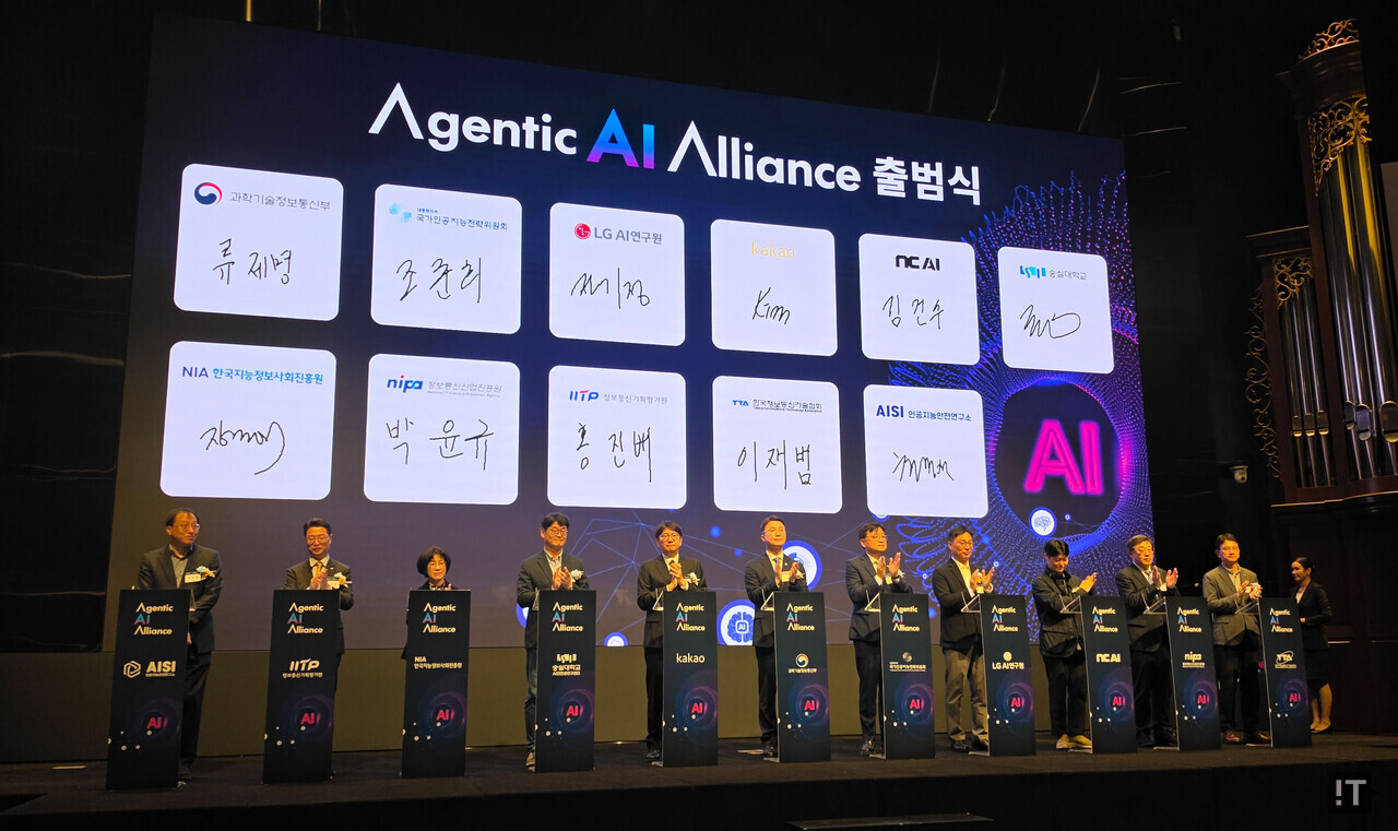 주요 관계자들이 '에이전틱 AI 얼라이언스' 출범 서명을 하고 있다. / 정종길 기자