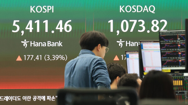 3일 오전 서울 중구 하나은행 딜링룸 전광판에 코스피와 코스닥 등 시황이 표시되고 있다. 이날 코스피는 전 거래일보다 141.45(2.70%) 상승한 5375.5로 출발했다. /뉴스1