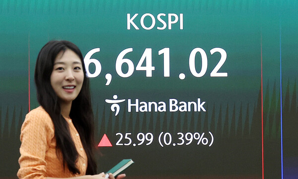 28일 오후 서울 중구 하나은행 딜링룸 전광판에 코스피 종가가 표시되고 있다. / 뉴스1