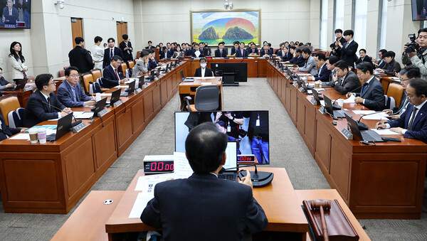 지난달 31일 서울 여의도 국회에서 열린 국회 정무위원회 전체회의에서 윤한홍 위원장이 회의를 주재하고 있다. / 뉴스1