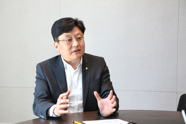 양진근 신한투자증권 플랫폼사업본부장이 IT조선과의 인터뷰에 응하고 있다. /신한투자증권 