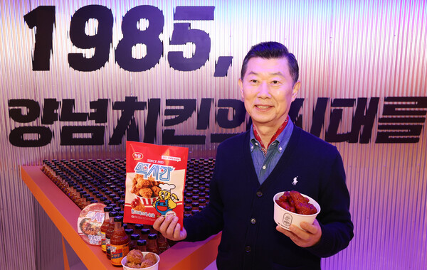 김홍국 하림그룹 회장이 지난해 5월 15일 서울 성동구 성수동 장하다 하림 맥시칸 팝업스토어에서 새롭게 론칭한 냉동치킨 브랜드 '맥시칸'을 선보이고 있다. / 뉴스1
