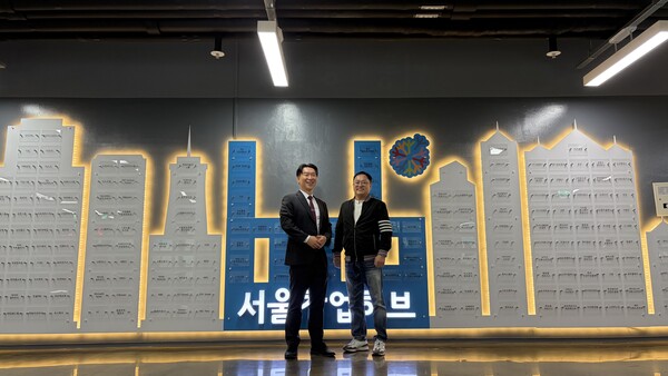 왼쪽부터 조기환, 김경락 페이스메이커스 공동대표가 서울창업허브에서 사진을 촬영하고 있다. / 페이스메이커스