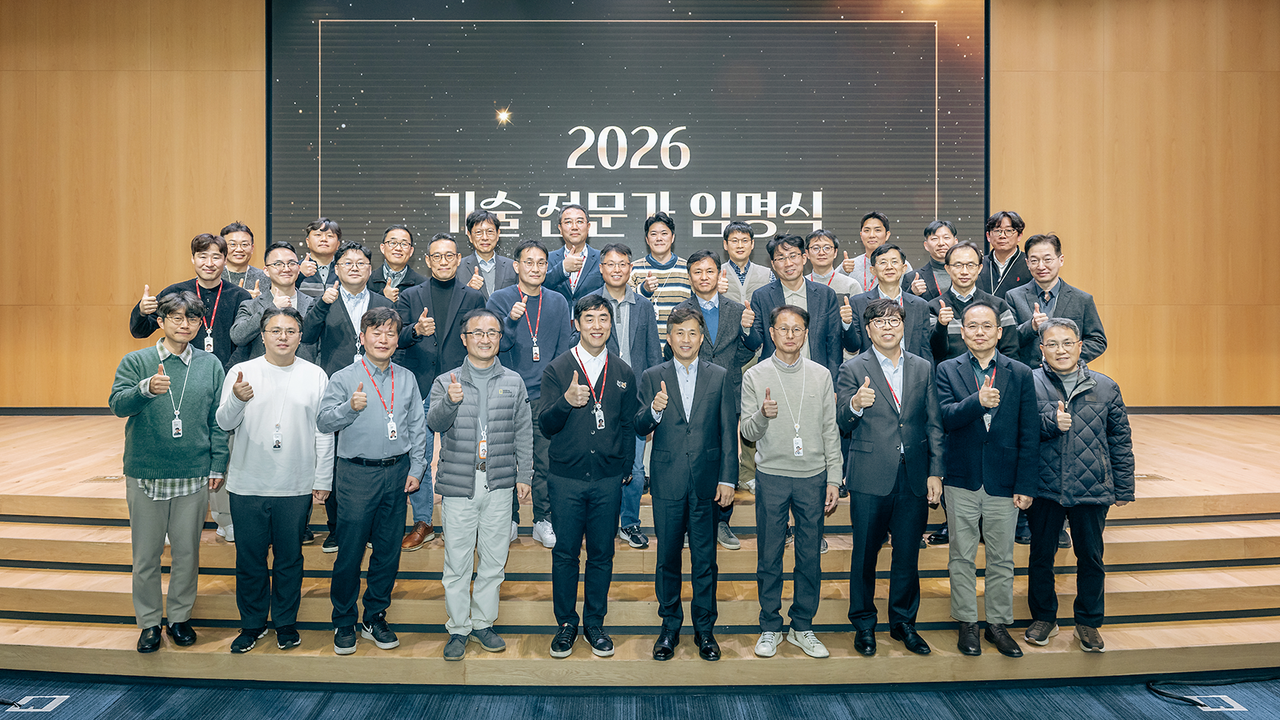 2025년 12월 15일 곽노정 대표이사 사장, 송현종 Corporate Center 사장, 안현 개발총괄 사장, 차선용 미래기술연구원장, 이병기 양산총괄 부사장 등 주요 경영진, 조직 리더들과 함께 기념사진을 촬영하는 기술전문가 구성원 / SK하이닉스