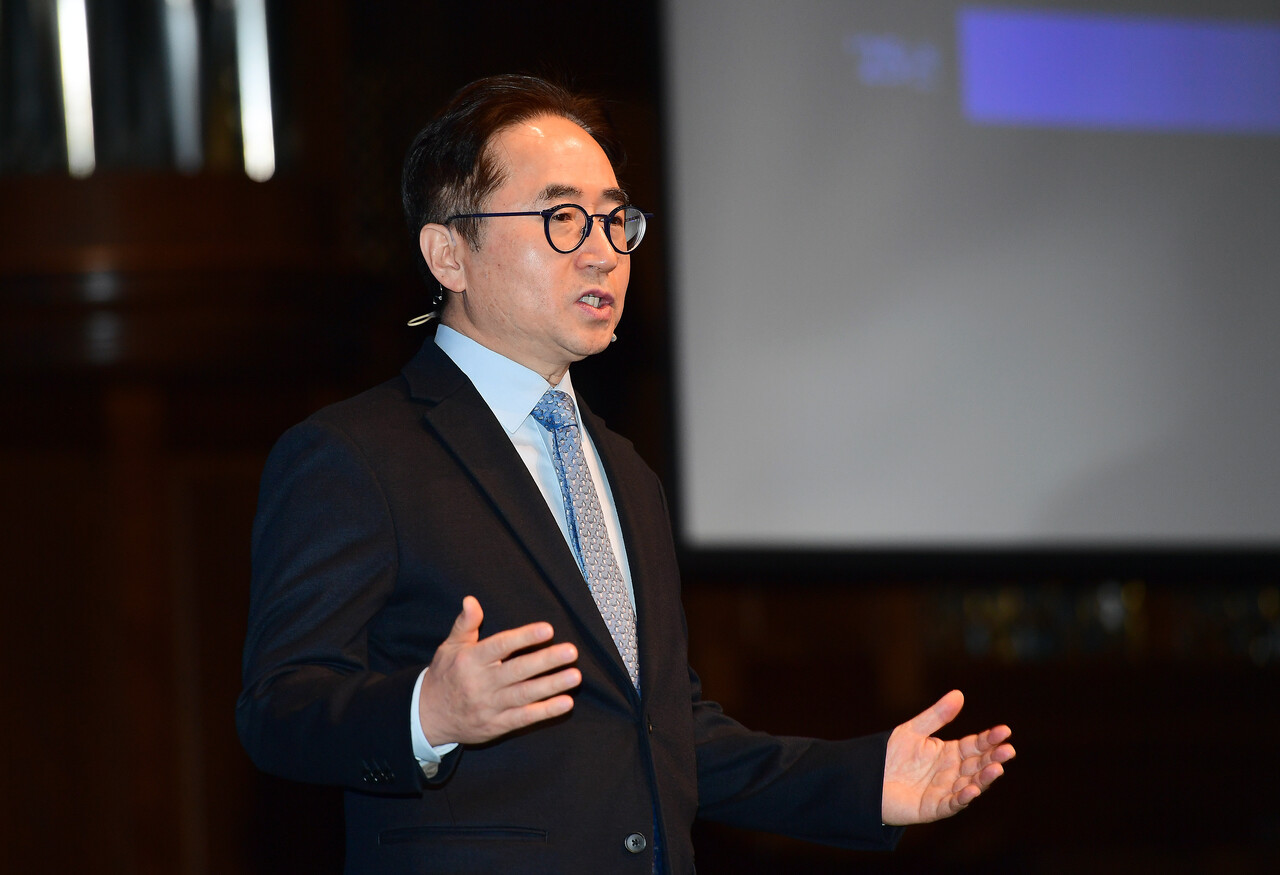 장덕현 삼성전기 대표이사가 3월 18일 주주총회에서 2026년 경영성과를 발표하고 있다. / 삼성전기