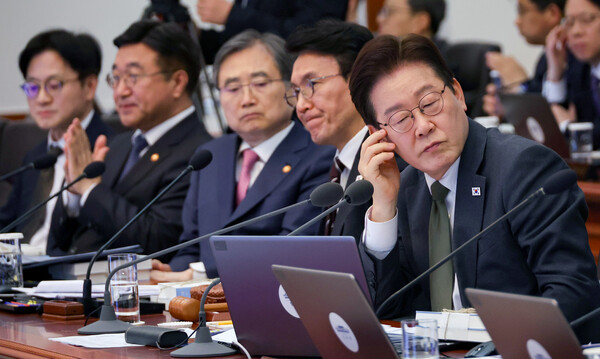 이재명(오른쪽) 대통령이 4월 14일 청와대에서 열린 비상경제점검회의 겸 국무회의에서 보고를 받고 있다. / 뉴스1