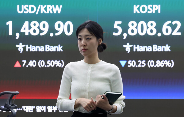 13일 서울 중구 하나은행 본점 딜링룸에 종가가 나오고 있다. 이날 코스피는 전일 종가 대비 50.25(0.86%) 하락한 5808.62로, 코스닥은 전일 대비 6.21(0.57%) 상승한 1099.84로 마감했다. /뉴스1