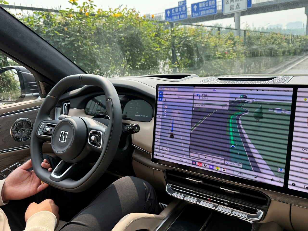 고성능 SUV 8X에 탑재된 자율주행 시스템을 활용해 주행하는 모습./ 허인학 기자
