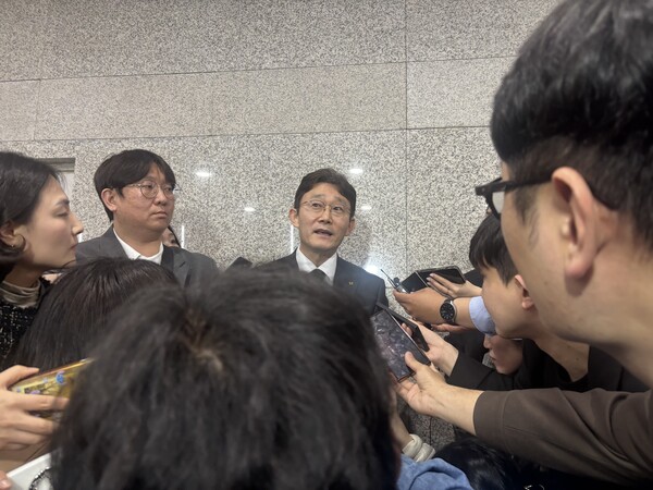 박윤영 KT 대표가 9일 서울 한국과학기술회관에서 열린 배경훈 부총리·통신3사 최고경영자(CEO) 회동 후 기자들과 만나 이야기하고 있다. / 김광연 기자