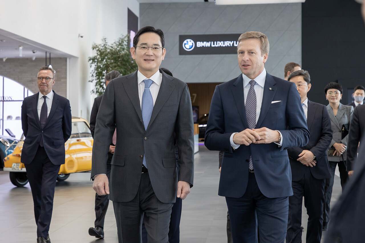 이재용 삼성전자 회장이 2022년 인천 영종도에 위치한 BMW 드라이빙 센터에서 올리버 집세(Oliver Zipse) BMW CEO와 만나 배터리 및 전장 분야 협력 방안을 논의하고 있다. / 삼성전자