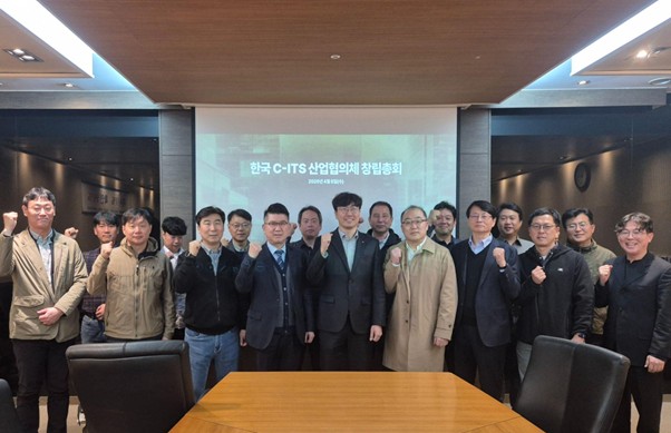 지난 8일 대보정보통신 회의실에서 열린 C-ITS 산업협의체 창립총회에서 협의체 대표 정홍종 웨이티즈 대표(앞줄 왼쪽에서 5번째), 협의체 부대표 최광주아이티텔레콤 대표(앞줄 왼쪽에서 4번째), 협의체 부대표 김호준 에티포스 대표(앞줄 왼쪽에서 6번째) 등이 기념 촬영을 하고 있다. / 한국 C-ITS 산업협의체