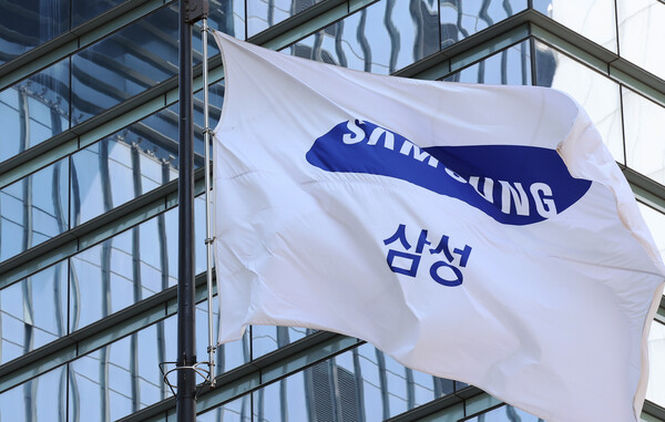 서울 서초구 삼성전자 서초사옥에 삼성 깃발이 바람에 펄럭이고 있다. / 삼성전자