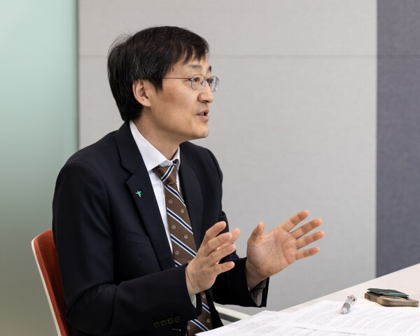 조 본부장이 IT조선과의 인터뷰에서 질문에 답하고 있다. / 하나증권