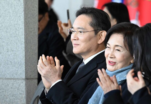 홍라희 전 삼성미술관 리움 관장이 2025년 11월 28일 오후 경남 창원시 진해구 해군사관학교에서 열린 '제139기 해군사관후보생 임관식'에 이재용 삼성전자 회장과 참석한 모습 / 뉴스1
