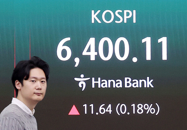 코스피가 장중 6400선을 돌파한 뒤 혼조세를 보이고 있는 22일 오전 서울 중구 하나은행 딜링룸에 시황이 나오고 있다. 이날 코스피는 전일 대비 0.90(0.01%) 내린 6387.57, 코스닥은 전일 대비 2.20(0.19%) 하락한 1176.83으로 출발했다. /뉴스1