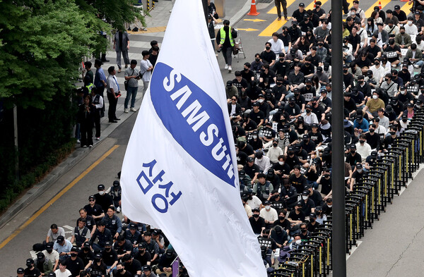 전국삼성전자노조 조합원들이 2024년 5월 24일 오후 서울 서초구 삼성전자 서초사옥 앞에서 문화행사를 갖고 임금 협상 및 올해 임금 인상안 재논의 등을 요구하고 있다. / 뉴스1