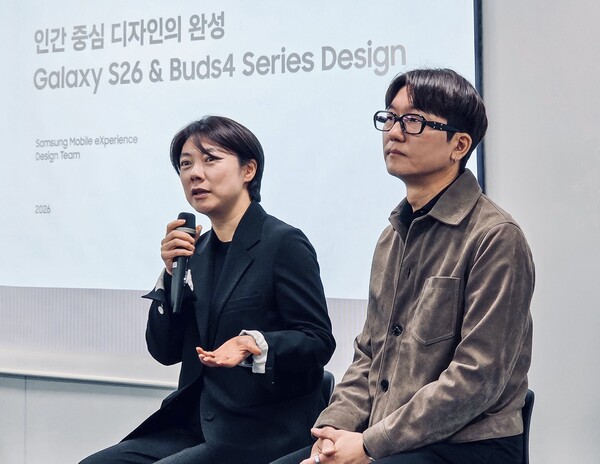 (왼쪽부터) 삼성전자 디자인팀 이지영 상무, 송준용 그룹장 [사진: 삼성전자]