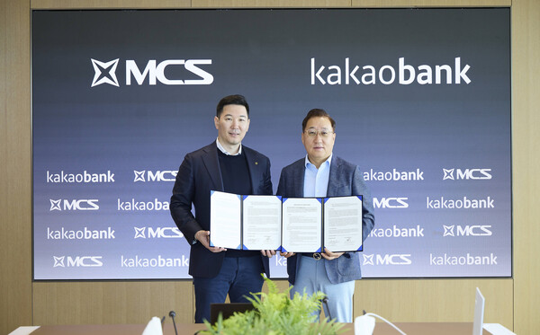윤호영 카카오뱅크 대표이사(오른쪽)가 3일 경기도 성남시 판교오피스에서 열린 업무협약식에서 MCS 홀딩스 먀그마르자브 간비얌바 공동대표(Myagmarjav Ganbyamba, 왼쪽)와 함께 기념촬영을 하고 있다. [사진: 카카오뱅크]
