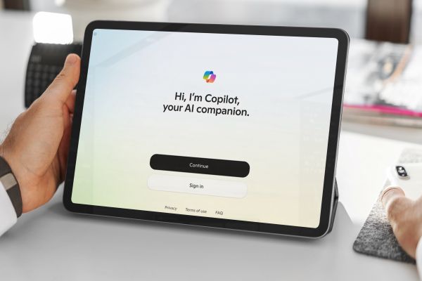 MS 코파일럿이 약관에 오락용이라는 표현을 명시한 사실이 알려지며 비판을 받고 있다. [사진: 셔터스톡]