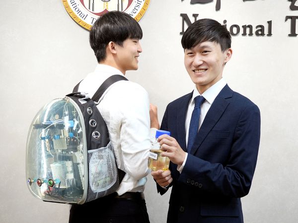 대만 연구진이 폐식용유를 바이오디젤로 전환하는 배낭형 소형 시스템을 개발했다. [사진: 대만대학교]