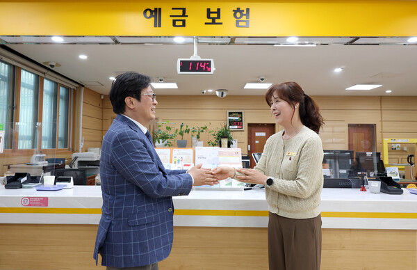 박인환 우정사업본부장(사진 왼쪽)이 지난 3일 춘천후평3동 우체국을 방문해 최근 보이스피싱 추가 피해를 예방한 직원을 격려했다. [사진: 우정사업본부]