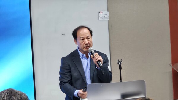 이내찬 한성대 경제학과 교수가 CDMA를 비롯한 이동통신 기술 발전 흐름을 소개하는 모습. [사진: 디지털투데이]