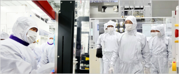 (왼쪽부터) 최태원 SK그룹 회장과 이재용 삼성전자 회장. 각각 최태원 회장은 SK하이닉스 이천캠퍼스 HBM 생산라인 현장을, 이재용 회장은 삼성전자 기흥캠퍼스 내 첨단 복합 반도체 연구개발(R&D) 센터인 NRD-K 클린룸 시설을 살펴보고 있다. [사진: SK하이닉스, 삼성전자]