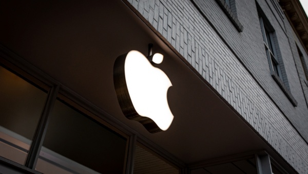 애플이 메모리 반도체를 독점해 경쟁사를 방해하고 있다는 의혹이 제기됐다.  [사진: 셔터스톡]