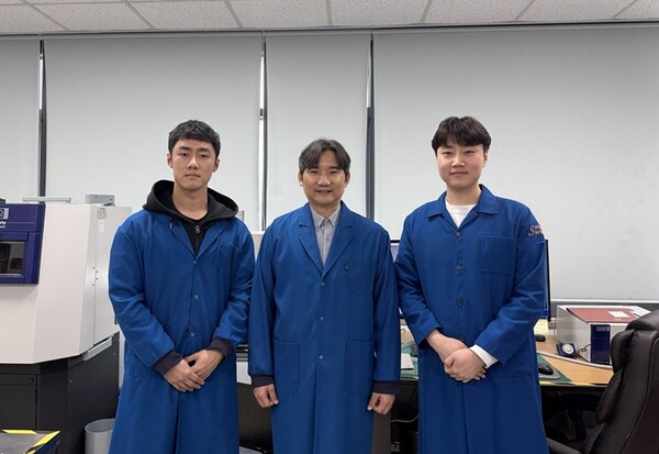 (왼쪽부터) 김연규 KAIST 박사과정생, 홍승범 교수, 박건우 석-박사통합과정생. [사진: KAIST]