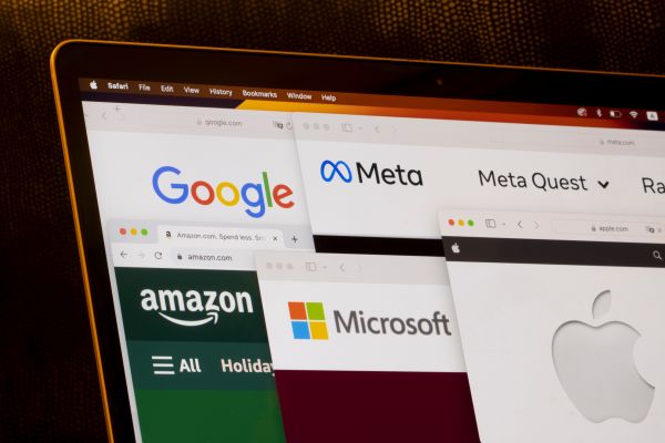 트럼프 대통령의 이란 휴전 발표로 지정학적 긴장이 완화되며 미국 증시와 기술주가 급반등했다. [사진: 셔터스톡]